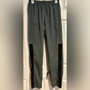 Under Armour Men's Gray and Black Athletic Pants size Small, ankles zipper